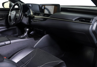Подержанный автомобиль Lexus ES 2019 года (10 фото)