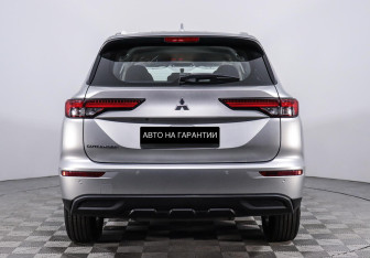 Подержанный автомобиль Mitsubishi Outlander 2022 года (6 фото)