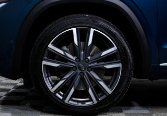 Подержанный автомобиль Geely Monjaro 2023 года (15 фото)