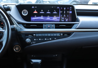 Подержанный автомобиль Lexus ES 2021 года (16 фото)