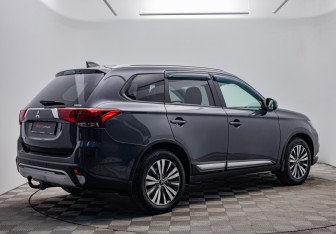 Подержанный автомобиль Mitsubishi Outlander 2021 года (5 фото)