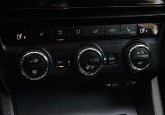 Подержанный автомобиль Skoda Octavia Liftback 2013 года (14 фото)