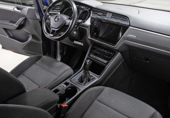 Подержанный автомобиль Volkswagen Touran 2019 года (11 фото)