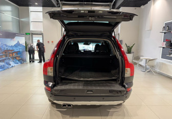 Подержанный автомобиль Volvo XC90 2008 года (9 фото)