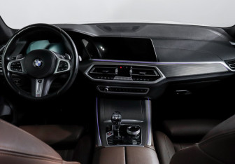 Подержанный автомобиль BMW X5 2022 года (12 фото)