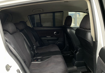 Подержанный автомобиль Nissan Tiida Hatchback 2013 года (21 фото)