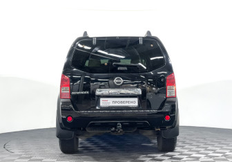 Подержанный автомобиль Nissan Pathfinder 2012 года (6 фото)