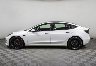 Подержанный автомобиль Tesla Model 3 2021 года (8 фото)