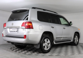 Подержанный автомобиль Toyota Land Cruiser Suv 2014 года (4 фото)