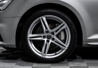 Подержанный автомобиль Audi A4 Sedan 2017 года (15 фото)