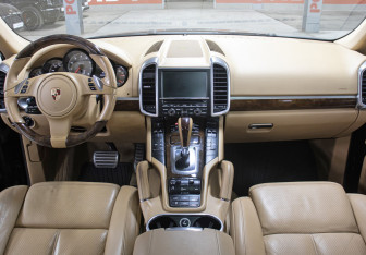 Подержанный автомобиль Porsche Cayenne 2011 года (14 фото)