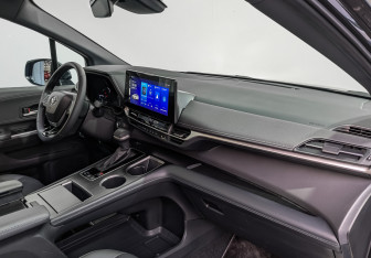 Подержанный автомобиль Toyota Sienna 2025 года (13 фото)