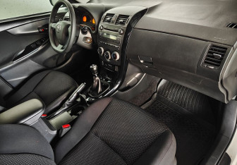 Подержанный автомобиль Toyota Corolla Sedan 2011 года (11 фото)