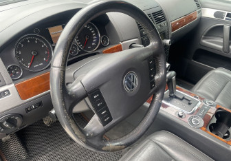 Подержанный автомобиль Volkswagen Touareg 2006 года (13 фото)