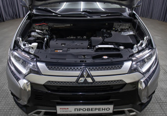 Подержанный автомобиль Mitsubishi Outlander 2019 года (9 фото)