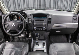 Подержанный автомобиль Mitsubishi Pajero 2013 года (14 фото)