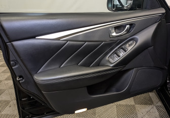 Подержанный автомобиль Infiniti Q50 2017 года (19 фото)