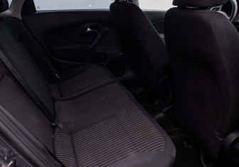 Подержанный автомобиль Volkswagen Polo Sedan 2011 года (11 фото)