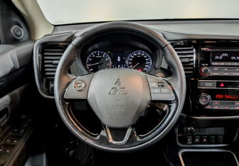 Подержанный автомобиль Mitsubishi Outlander 2020 года (21 фото)