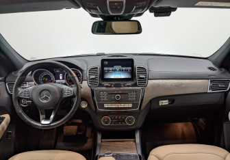 Подержанный автомобиль Mercedes-Benz GLE 2016 года (14 фото)