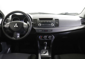 Подержанный автомобиль Mitsubishi Lancer Sedan 2012 года (6 фото)