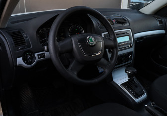 Подержанный автомобиль Skoda Octavia Liftback 2011 года (12 фото)