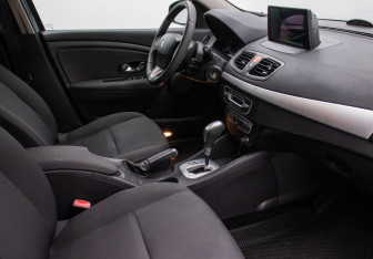 Подержанный автомобиль Renault Fluence 2011 года (9 фото)