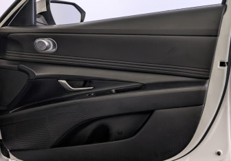 Подержанный автомобиль Hyundai Elantra Sedan 2021 года (25 фото)