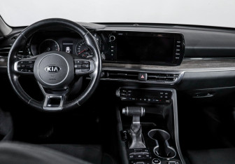 Подержанный автомобиль Kia K5 2020 года (12 фото)