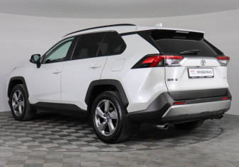 Подержанный автомобиль Toyota RAV4 2021 года (7 фото)