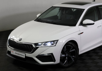 Подержанный автомобиль Skoda Octavia Liftback 2022 года (23 фото)