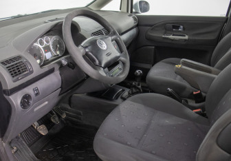 Подержанный автомобиль Volkswagen Sharan 2005 года (10 фото)