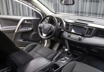 Подержанный автомобиль Toyota RAV4 2018 года (11 фото)