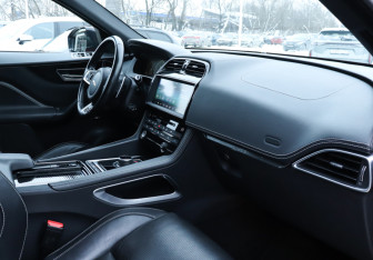 Подержанный автомобиль Jaguar F-Pace 2017 года (9 фото)