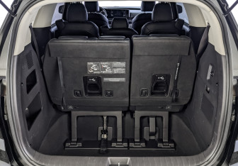 Подержанный автомобиль Kia Carnival 2021 года (25 фото)