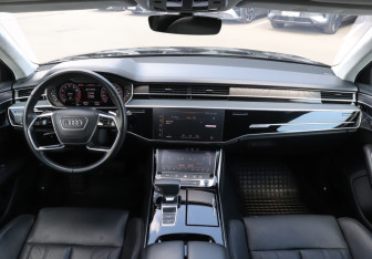Подержанный автомобиль Audi A8 2019 года (12 фото)