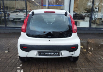 Подержанный автомобиль Peugeot 107 2011 года (7 фото)