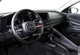 Подержанный автомобиль Hyundai Elantra Sedan 2021 года (10 фото)