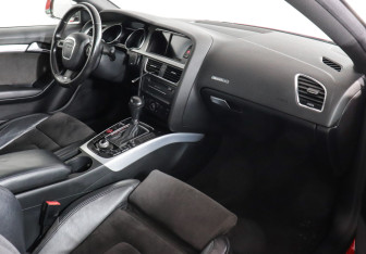 Подержанный автомобиль Audi A5 Coupe 2009 года (6 фото)