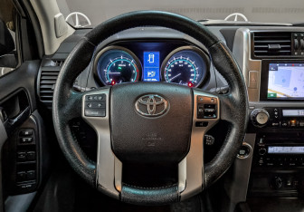 Подержанный автомобиль Toyota Land Cruiser Prado 2011 года (21 фото)