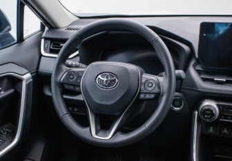 Подержанный автомобиль Toyota RAV4 2024 года (13 фото)