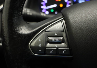 Подержанный автомобиль Infiniti Q50 2017 года (11 фото)