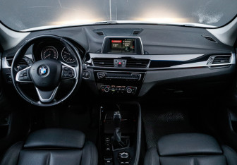 Подержанный автомобиль BMW X1 2017 года (10 фото)