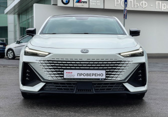 Подержанный автомобиль Changan UNI-V 2023 года (2 фото)