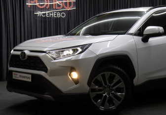 Подержанный автомобиль Toyota RAV4 2022 года (22 фото)