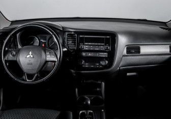 Подержанный автомобиль Mitsubishi Outlander 2015 года (12 фото)