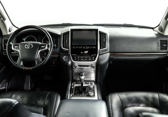 Подержанный автомобиль Toyota Land Cruiser Suv 2016 года (7 фото)