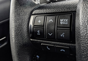 Подержанный автомобиль Toyota Hilux 2016 года (27 фото)