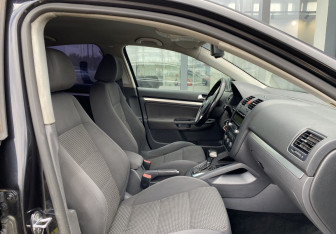 Подержанный автомобиль Volkswagen Jetta Sedan 2009 года (18 фото)