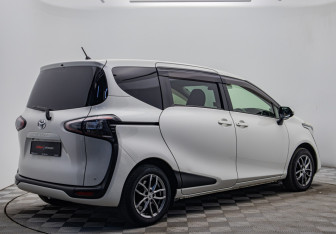 Подержанный автомобиль Toyota Sienta 2017 года (5 фото)